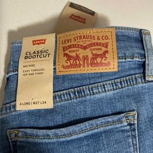 Brand new. Women’s Levi’s Sculpt Hypersoft. Pair of jeans